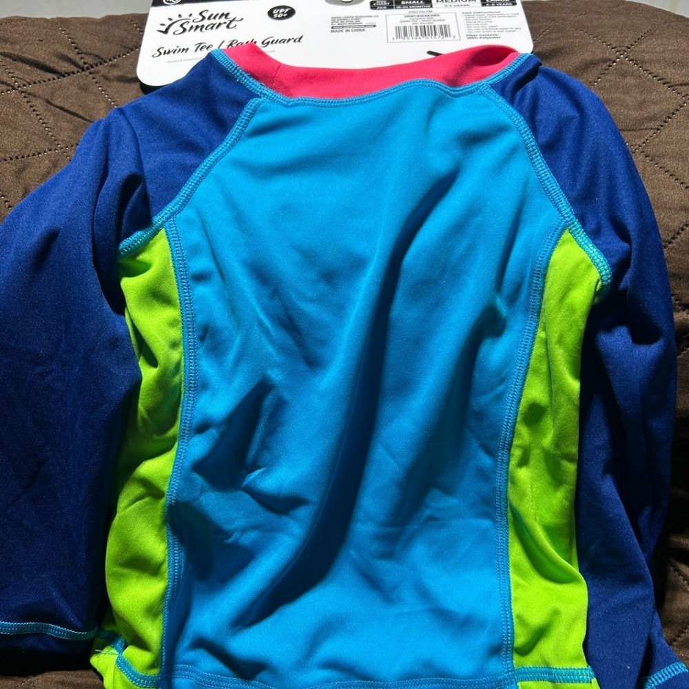 ❤️NWT-Kids Swim Tee Rash Guard - Blue and Green UPF 50+ - Picture 2 of 5